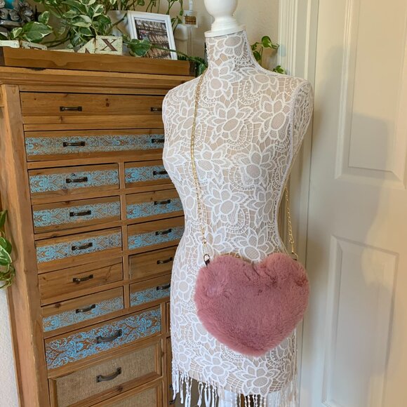 Heart Shaped Furry Crossbody Bag W/Gold Chain - 70's Retro - Dark Pink - NWT - Picture 7 of 12